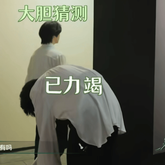 和狗汁粗门玩走着走着突然趴下不肯走了 