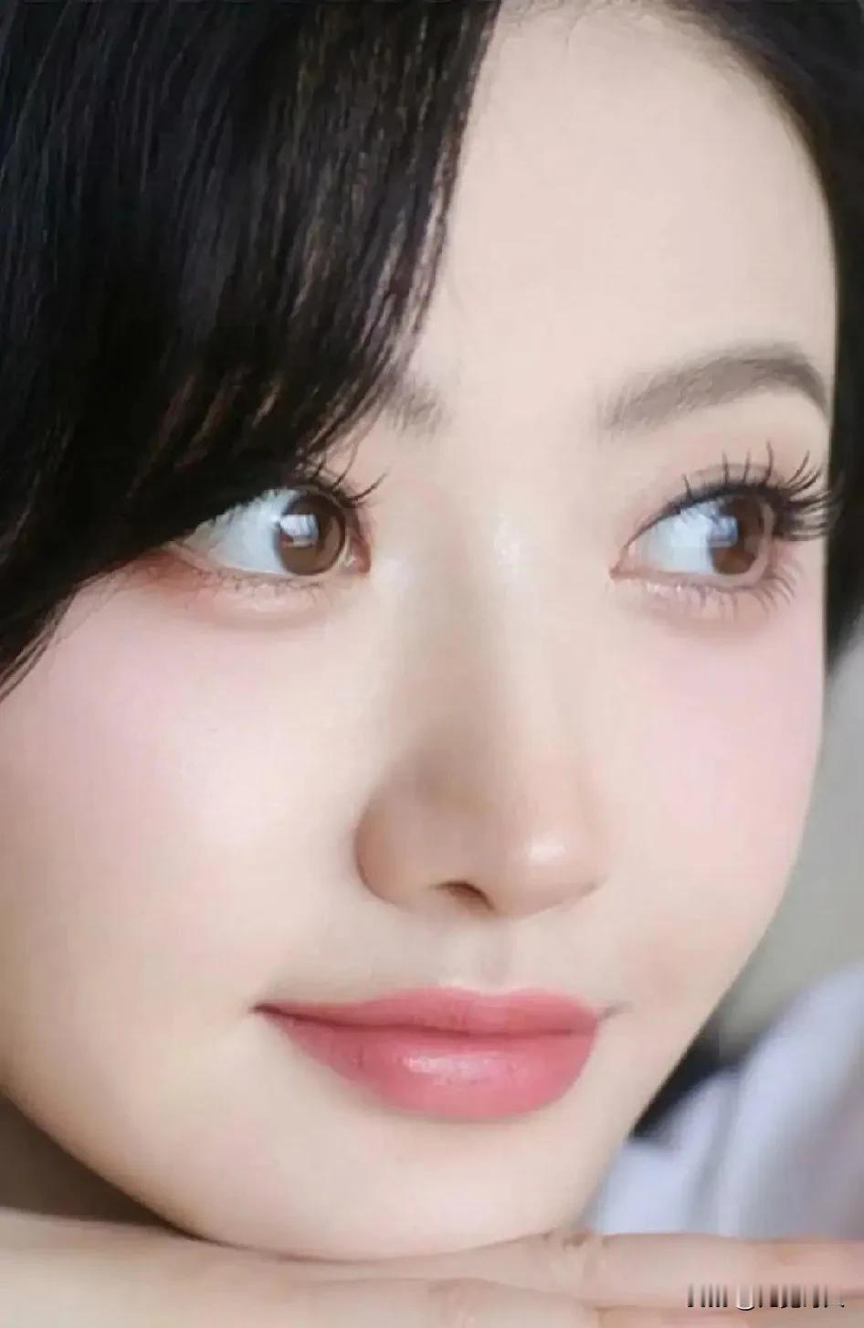 散文诗•我曾经爱过你
文/无冕诗人

我曾经爱过你， 在时光的缝隙里悄然隐匿。