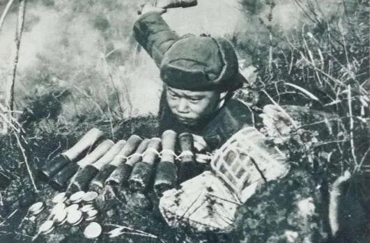 1951年，志愿军战士潘天炎感觉肚子疼，便跑到隐蔽处上厕所，没想到回来后，却发现
