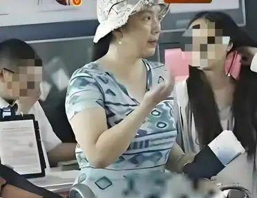 据说，她回来了，当年的编辑部的故事家喻户晓，我就很喜欢看 ​​​