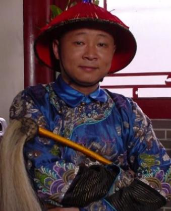 “养鸡比演戏挣钱？”之前的一档节目，主持人问赵亮:“你以前跟张国立演戏的，现在怎