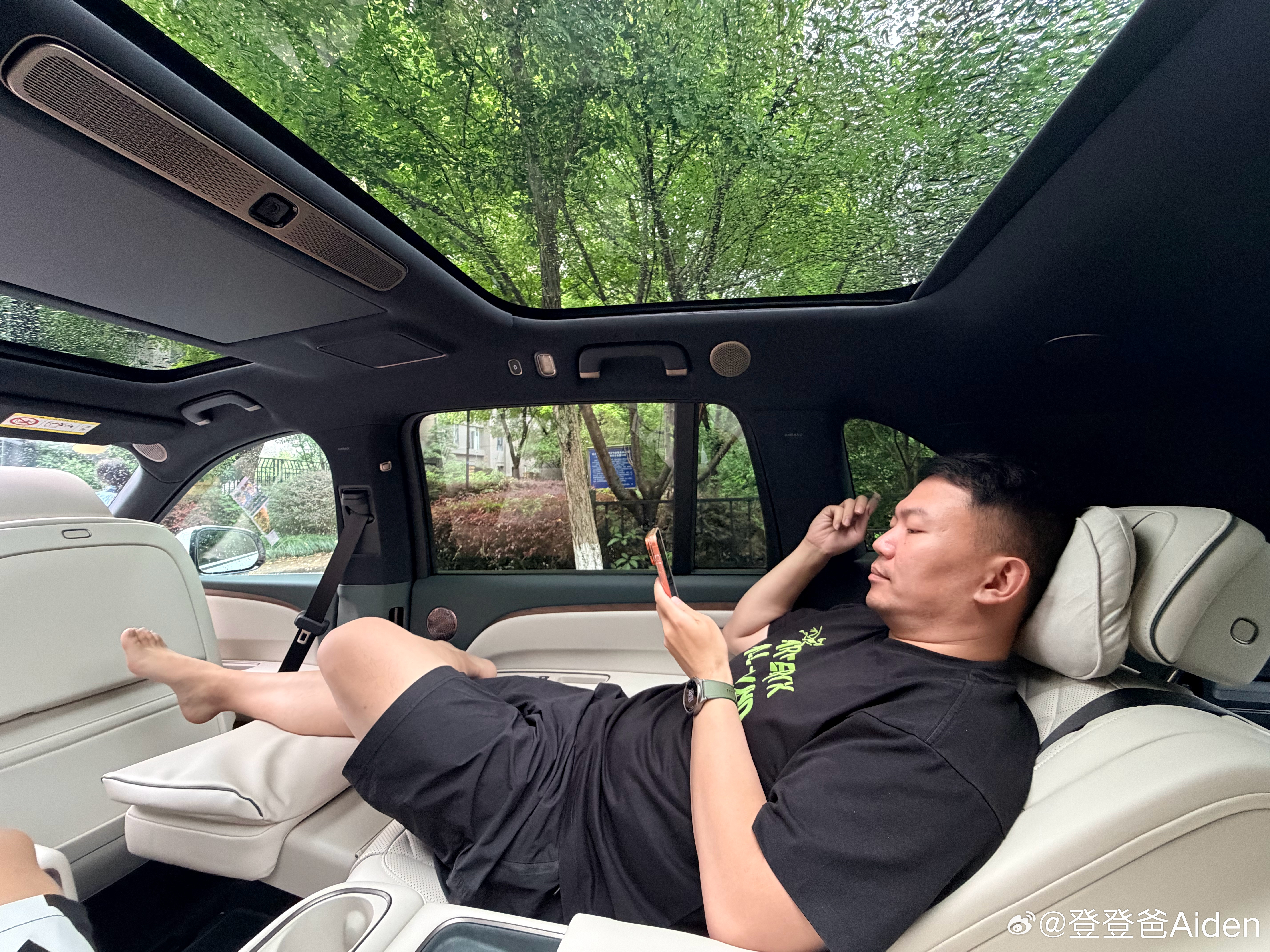 理想新款L8 开启零重力 往后趟视野也能看到外面，不压抑 挺舒服的 