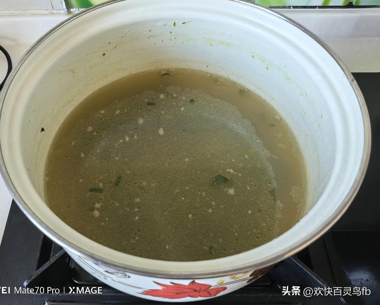 按照网上专家们说的习俗，今天是“二月二”，早上吃“龙须”面，中午吃“龙耳”（饺子