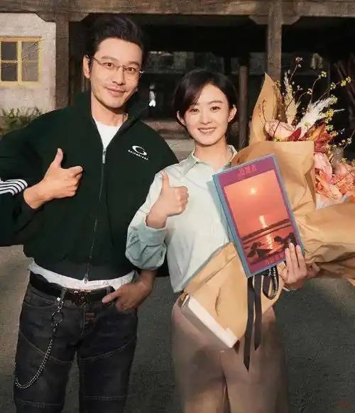 赵丽颖黄晓明新剧全员演技派赵丽颖与黄晓明身着复古服饰，共同骑乘一辆摩托车，画面充