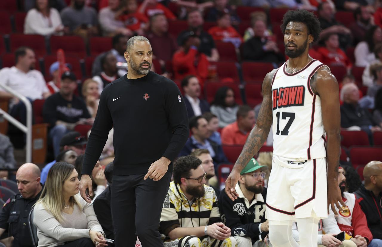 上个月，伊森成为了火箭队退步最明显的球员，甚至有人表示，火箭队完全不应该再留下伊