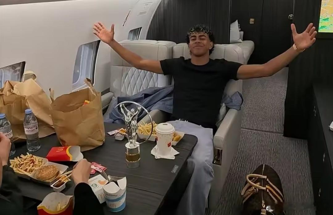 亚马尔或缺席世界杯记者：亚马尔罚点伤退并非意外，赛前两天机舱暴饮暴食埋下祸根西班