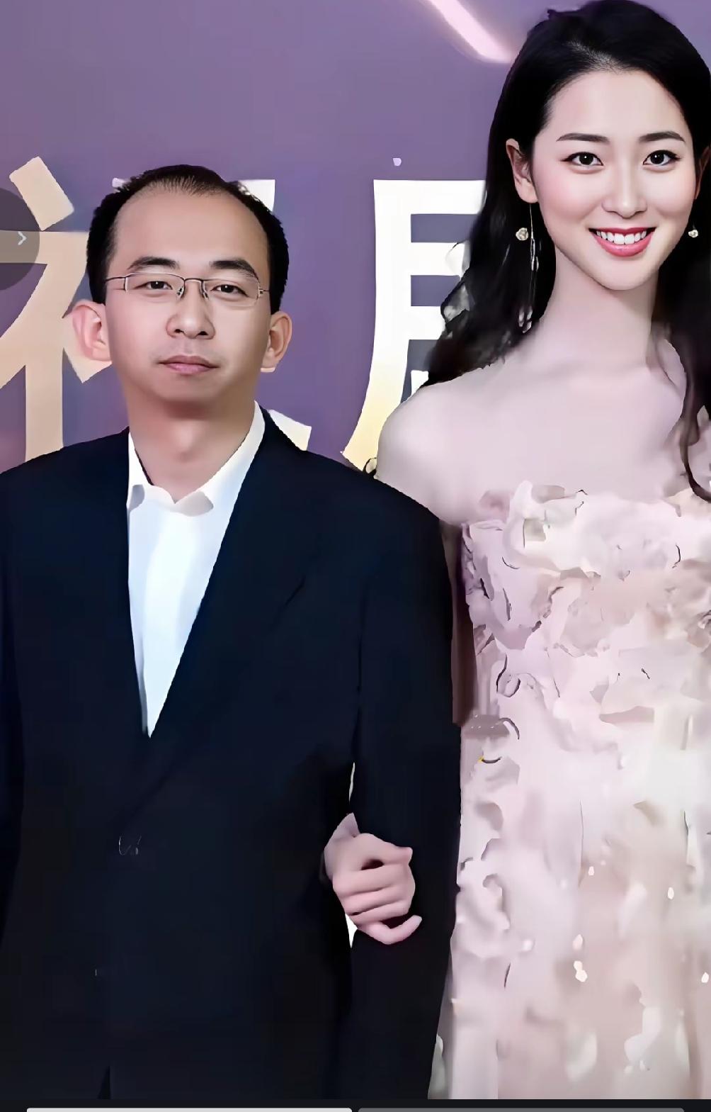 真正的男才女貌，坐拥10亿身家，最丑的导演巨兴茂，娶到了大美女孟久淇。因和妻子的