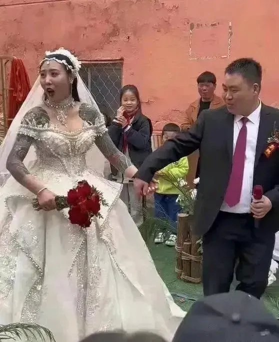 其实，有长袖婚纱 ​​​