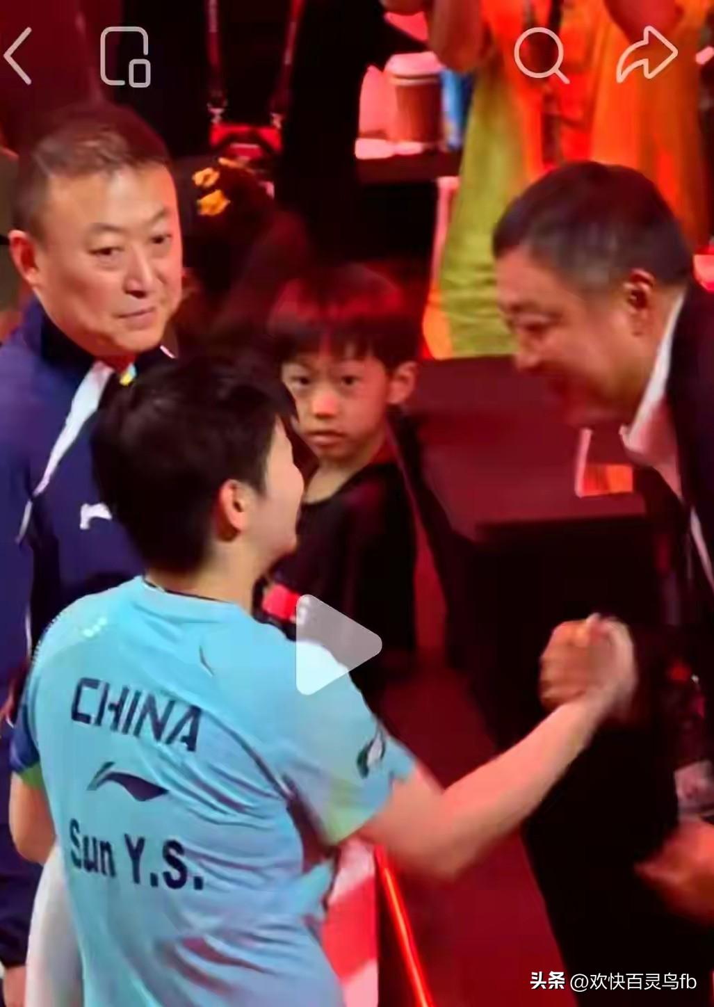 看着眼前这一幕，“三朝元老”马琳感触良多！
要说刘国梁不拿自己当领导这劲儿，真是