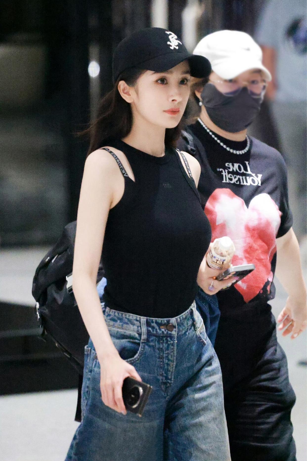 杨幂私服好美，黑色背心牛仔，简约清爽 