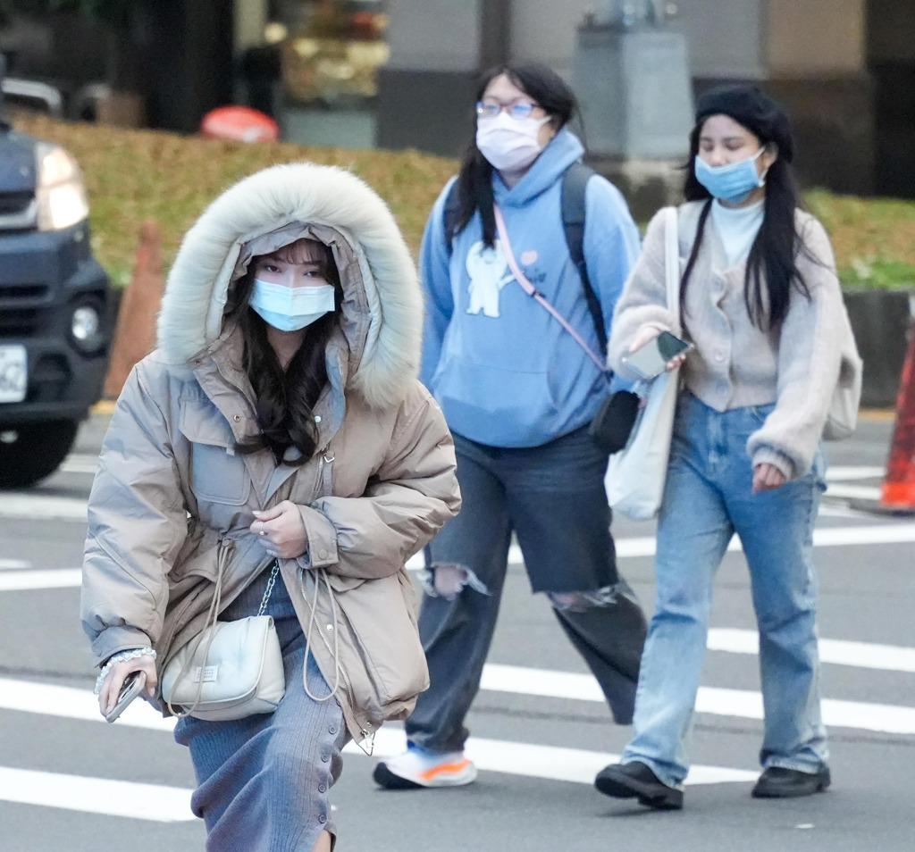 台湾天气预报：明日（12日），各地清晨气温依旧低迷，中南部地区昼夜温差显著。气象