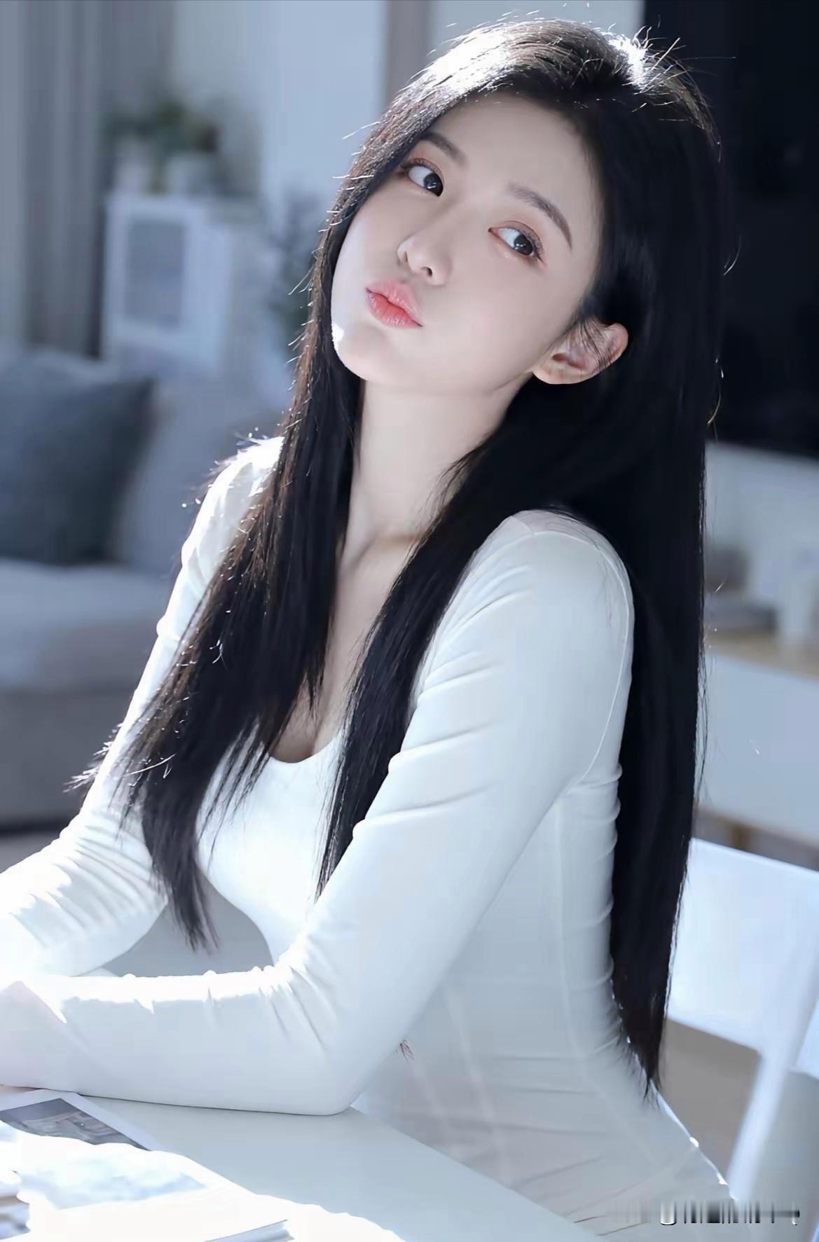 雪肤乌发倚桌边
眸光流转醉心弦
一袭白衣温柔梦
家的诗意藏眉间
高颜氛围感写真