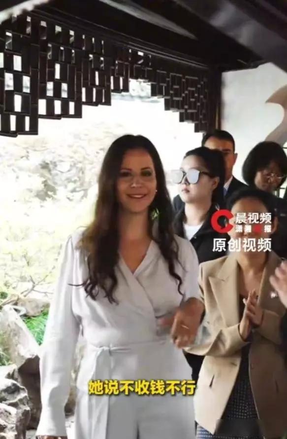 塞尔维亚总统夫人在上海购物免单不接受，对店主说，“我喜欢中国的东西，更要遵守中国