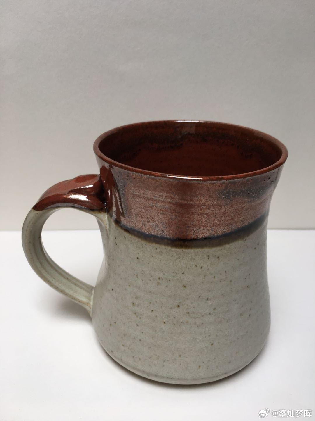 每周鉴赏收藏精品之北宋官窑双釉把杯        北宋时期，在同一个瓷器上，施两