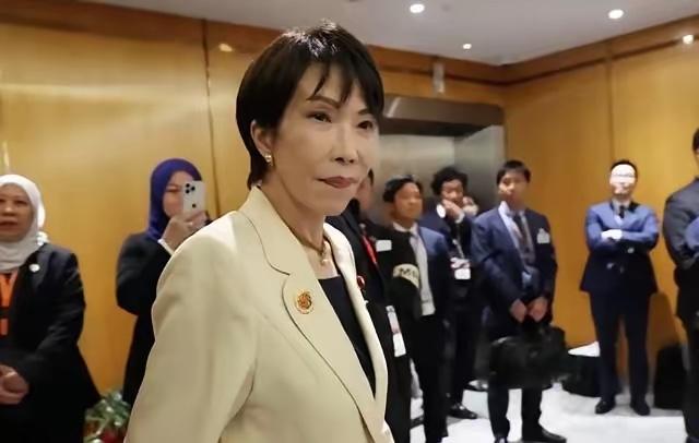 不出意外，果然被我猜中了！

不少人早前觉得，各类管控措施落地后，日本扛不住经济