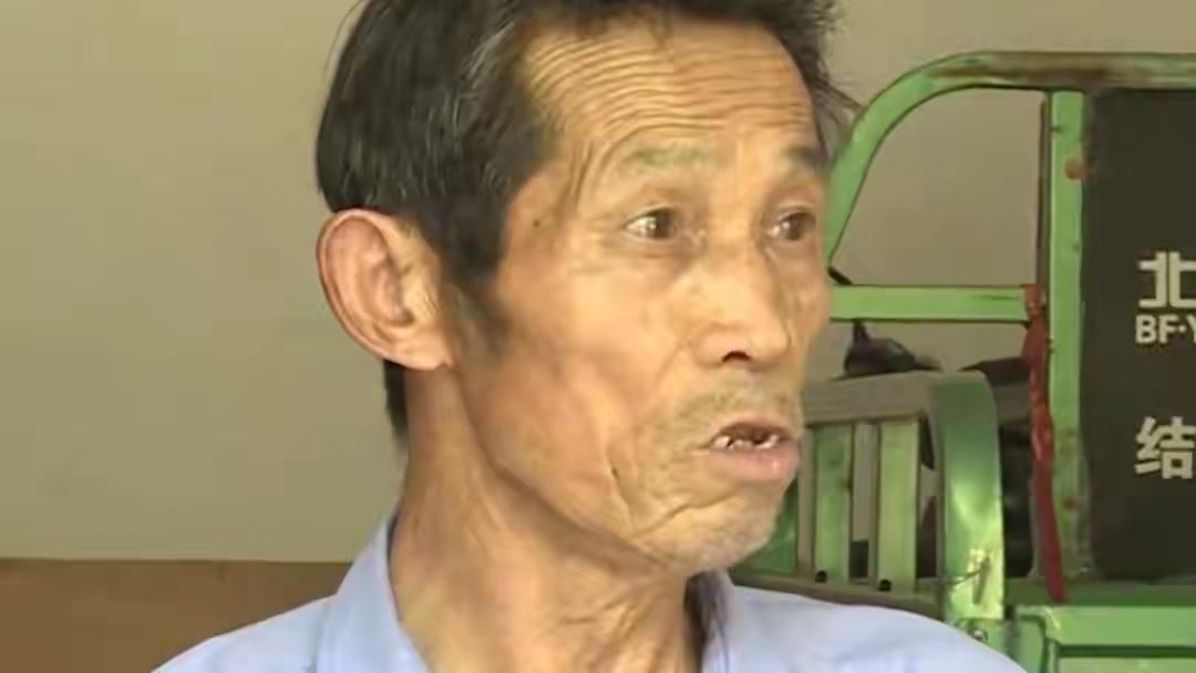 [月亮]孝顺养子照顾养父20年，每个月给养父2000元生活费，不料自从养父拆迁后