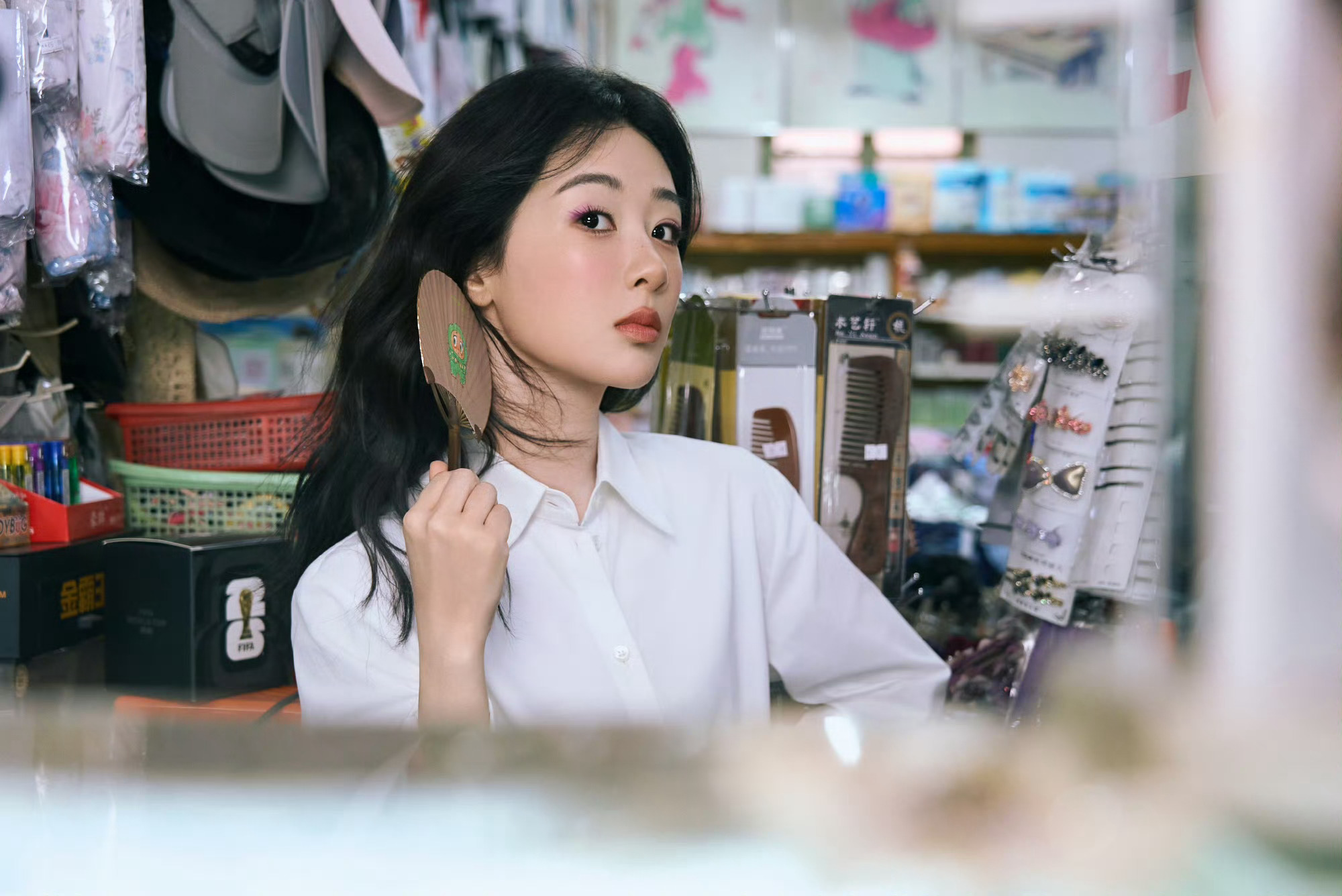 这期时尚cosmo完美捕捉到了杨紫的个人特质，场景🎬复古文艺，镜头里的🍇灵动
