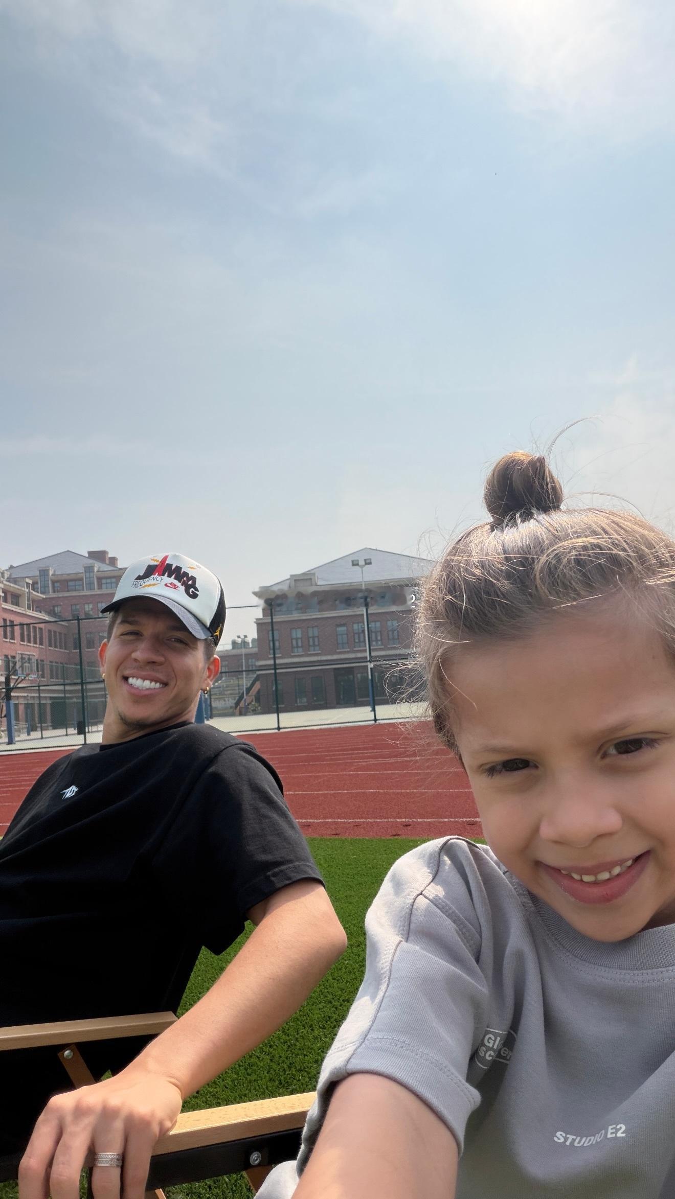 目前看来，纳萨里奥问题不大没有采取进一步的措施。今天下午还在遛娃呢。不过近期想踢