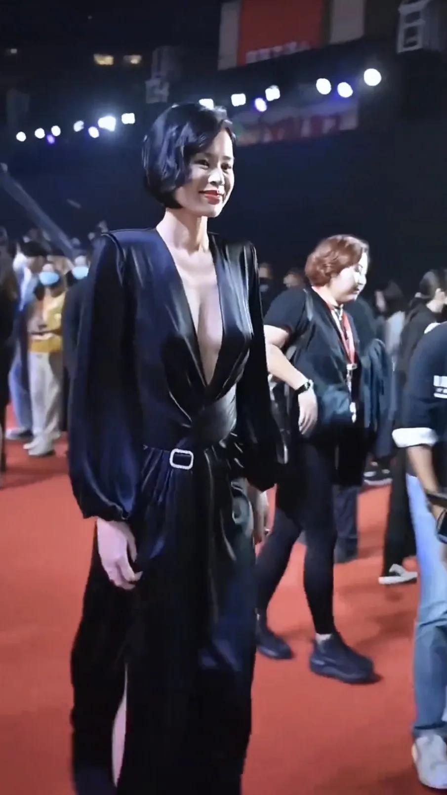 见过渣男，却没见过渣得这般堂而皇之的。胡杏儿生得如此美丽，且在事业巅峰之际渐渐隐