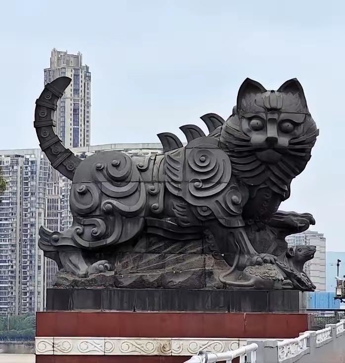 不管怎么说，当时的南昌大学人文学院美术方向的副教授周曙，设计打造的这对黑白猫雕塑