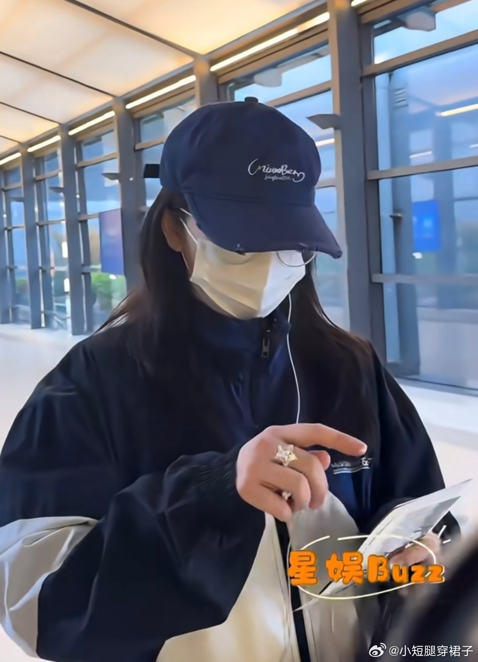 阚清子 姐姐手上好大一颗钻戒 