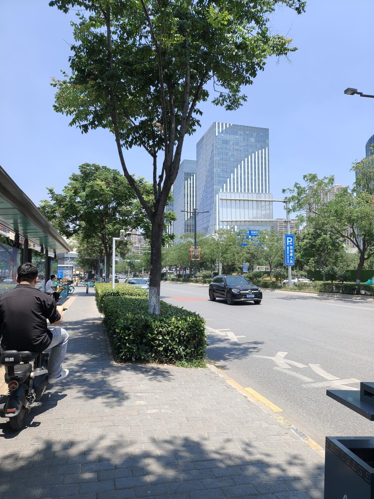 为什么随地吐痰的人那么多？今天在这里等公交，大概等了十几分钟，期间看到有人一下车