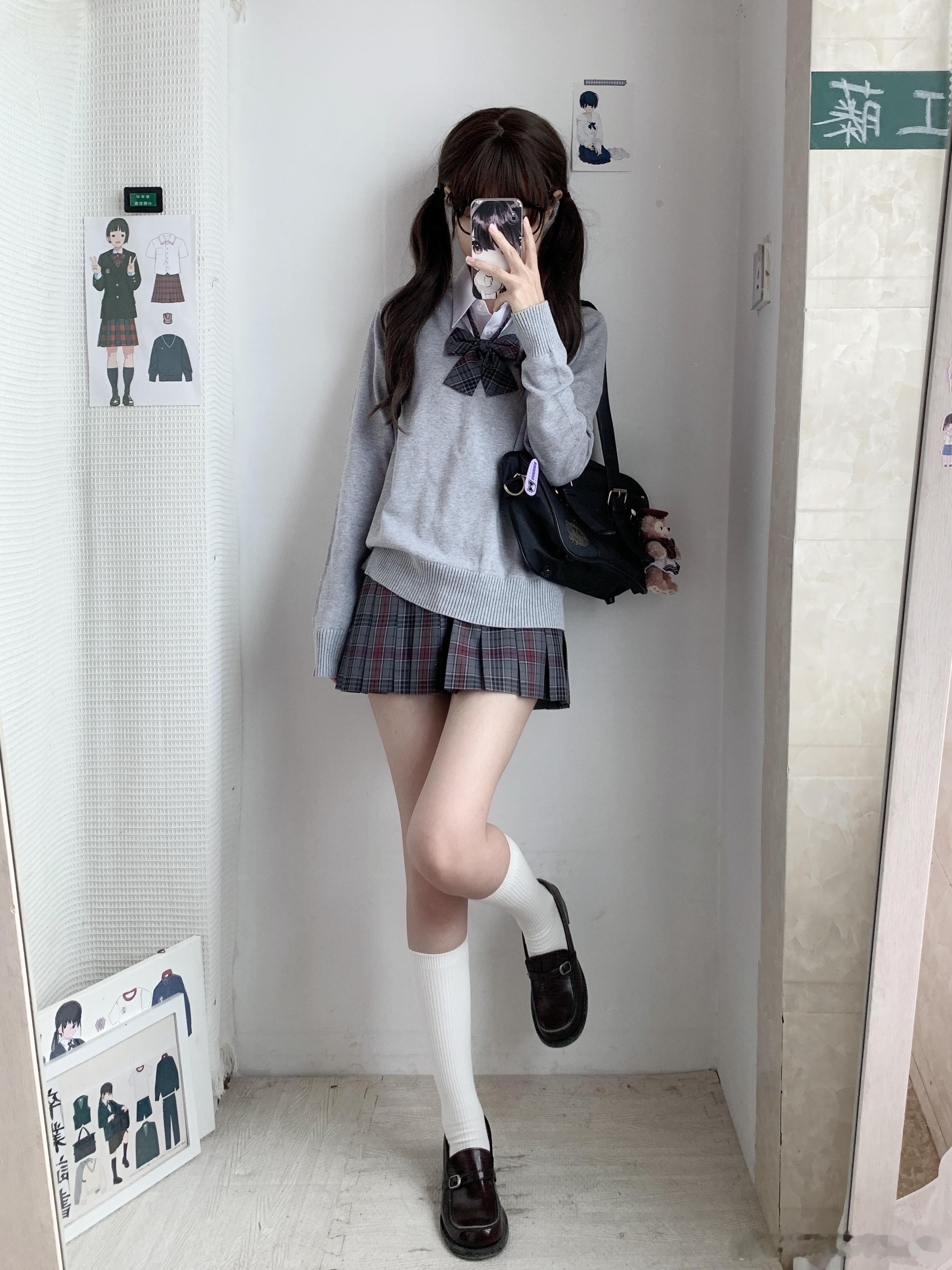 #jk[超话]# 🐰浅浅期待一下秋冬～上衣：迷失彗星-灰色下裙：森林莓果#穿搭