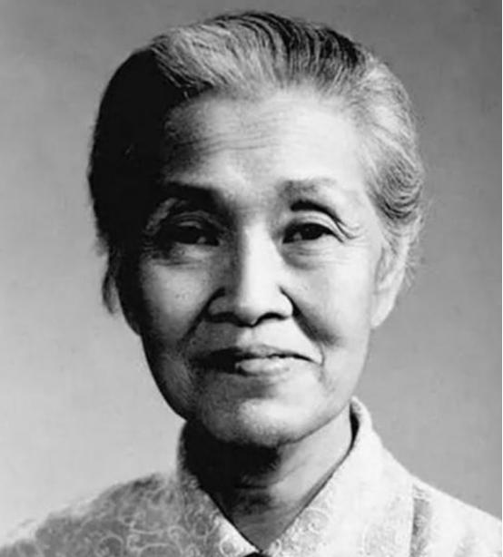 1964年，一名身患重症的孕妇正要进行手术，林巧稚拦下做手术的医生，说：“让她出