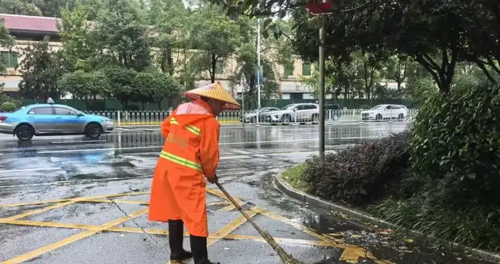 风雨守街巷 环卫保通畅