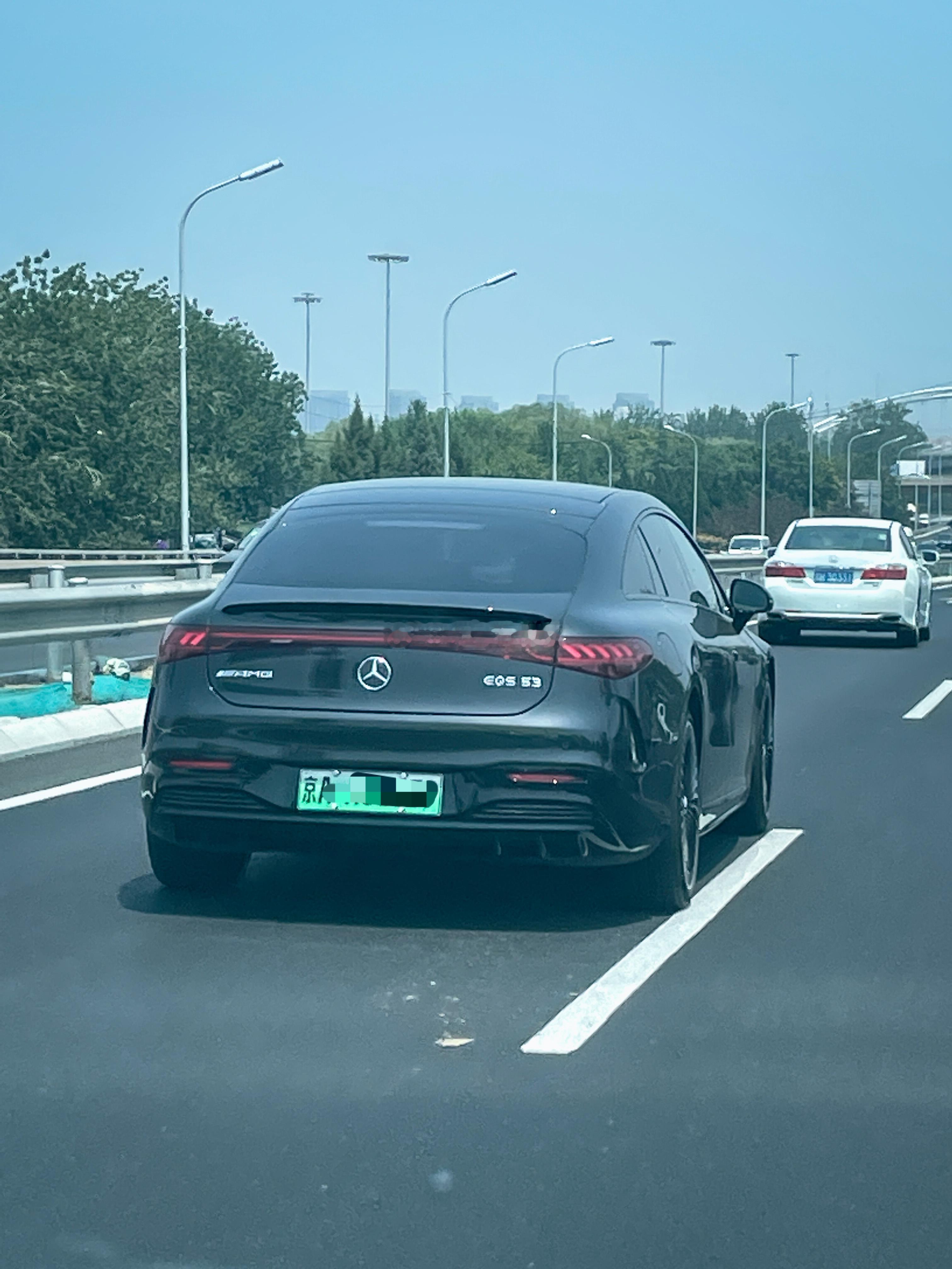 今天莫名其妙的见到了两辆稀有电车EQS 53和 Polestar 1，一天内同时