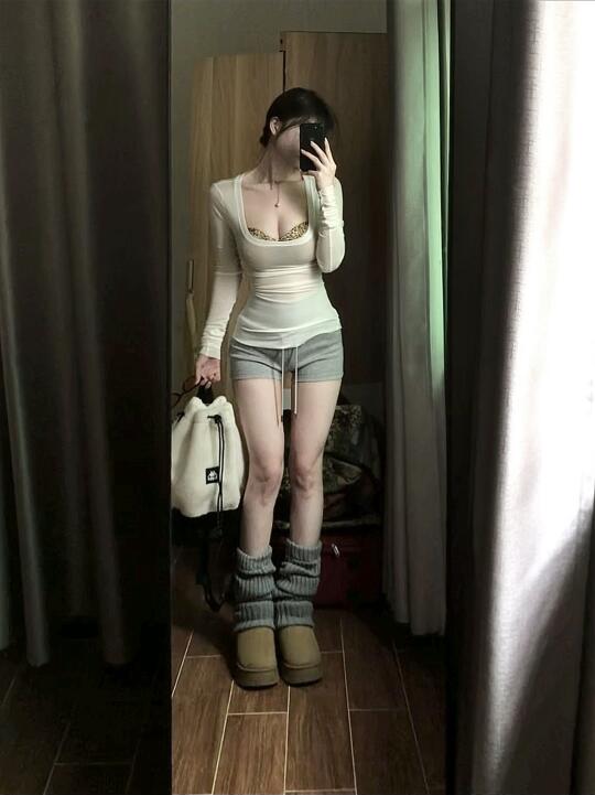 灰白色系穿搭也能穿出气质美女感唉～