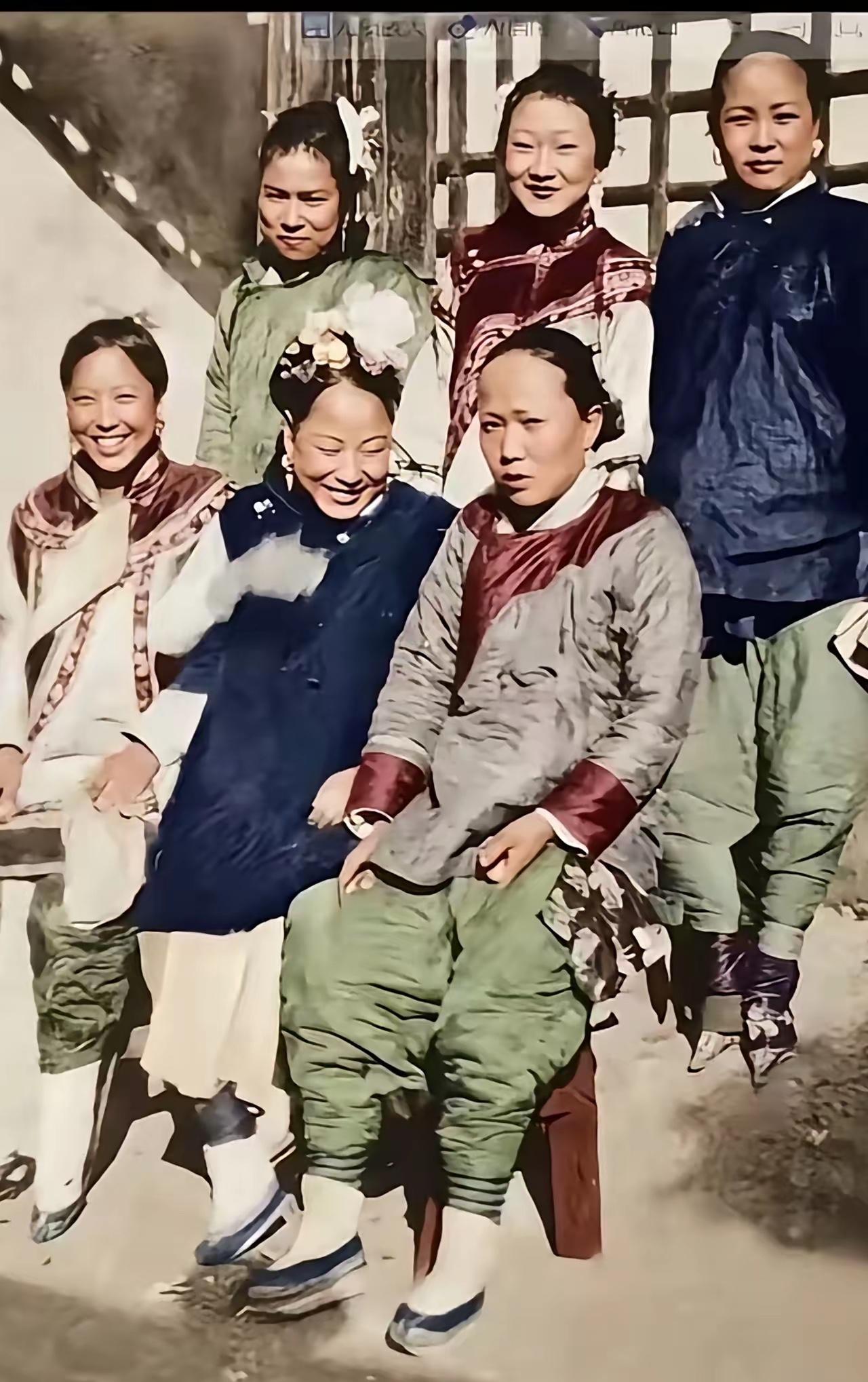 这是晚清地主家6位姨太太的真实容貌，都看看吧，这可不是演员扮演的。

从照片来看