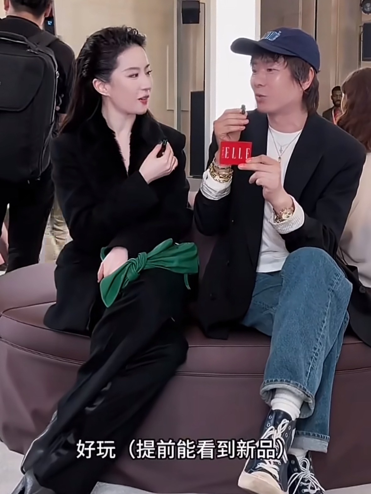 刘亦菲采访被主持人抢话 刘亦菲脾气是真的好，被抢话那么多次也没黑脸，就停一下然后
