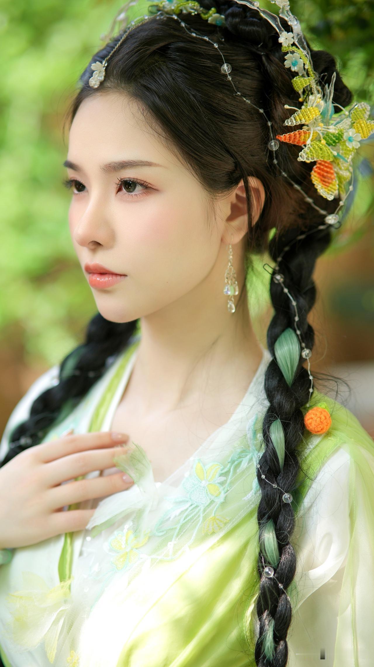 回旋秋色漙情露，凌厉西风洁嫩霜。
莫作东篱等闲看，清新曾结广寒香。