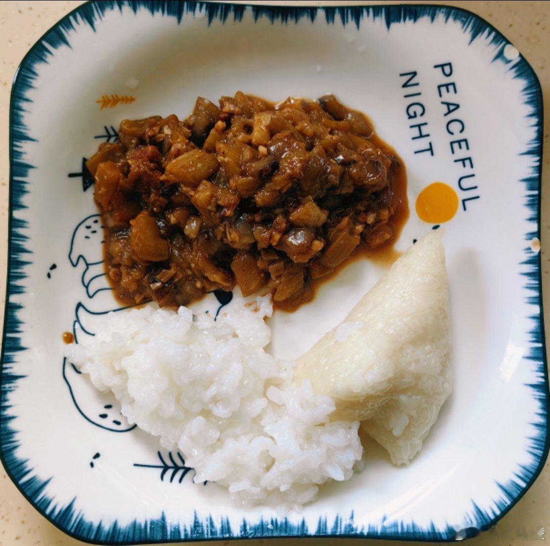 老母亲饭量越来越少，她爱吃米爱吃不加任何食材的白糯米粽子（粽子上淋点蜂蜜），两样