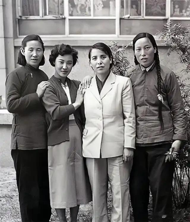 如今再看不到这样的画面
1954年，山西四位人大代表，从左到右依次是:
刘胡兰的