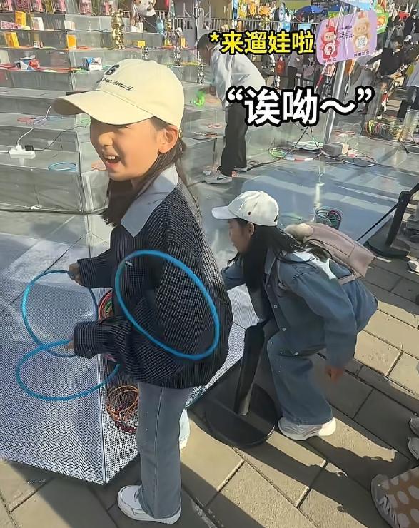 画面反差治愈全网！星二代小酒窝两种成长状态出圈，原生父爱氛围感拉满。
 
日常出