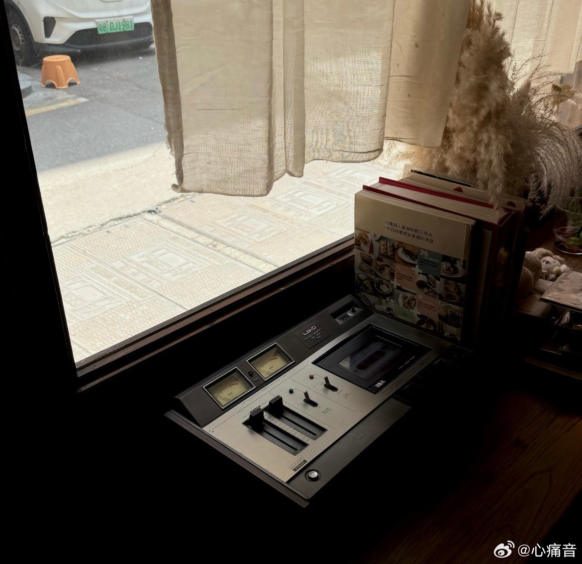午后三点，日光斜斜切进窗台，面粉在光束里浮游。老烤箱发出低沉的嗡鸣，像在哼一首老