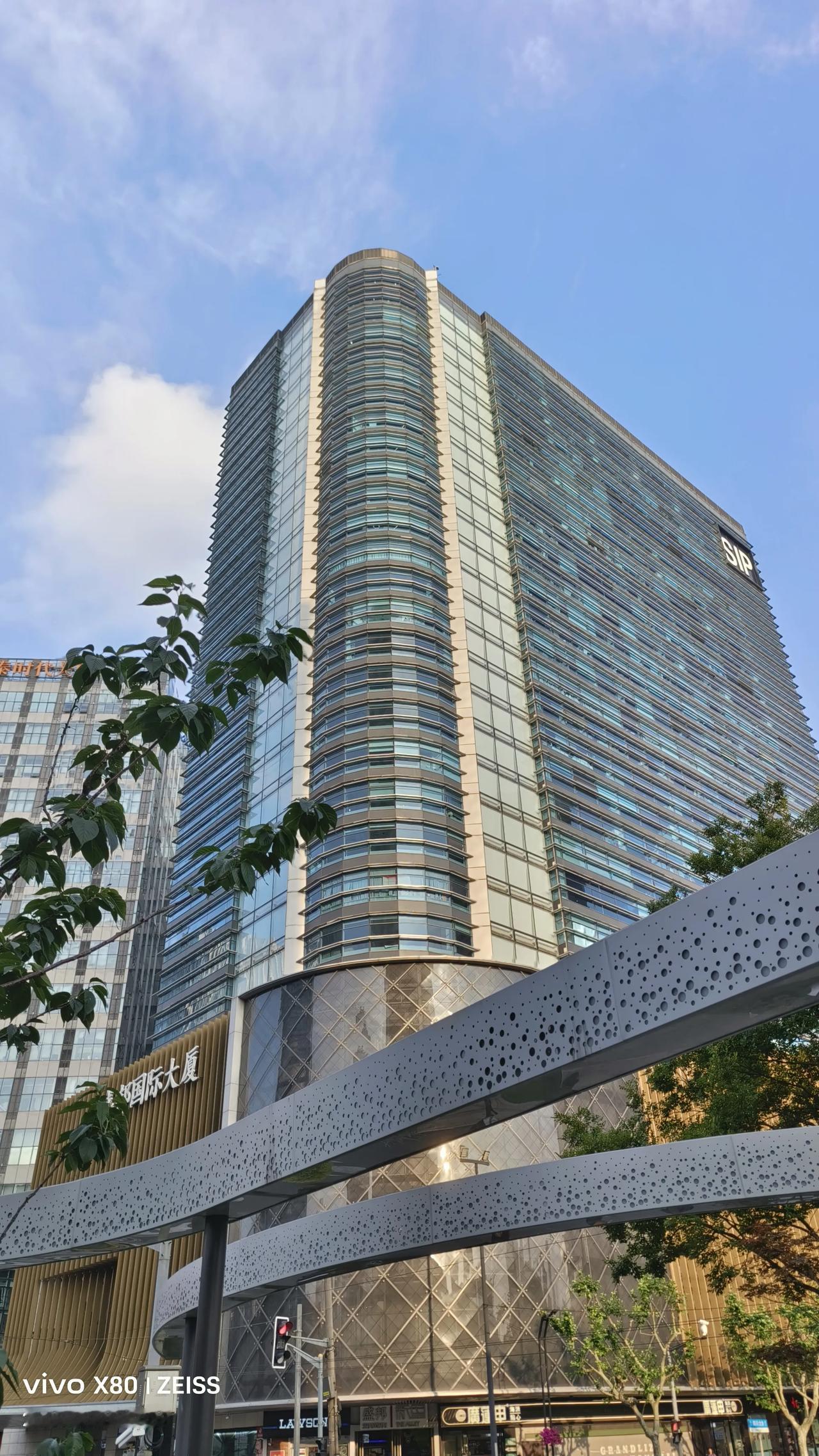 你愿意秀一下手机里随手拍的照片吗漫步于上海外滩，注视这就些庞然大物，无不惊叹，一