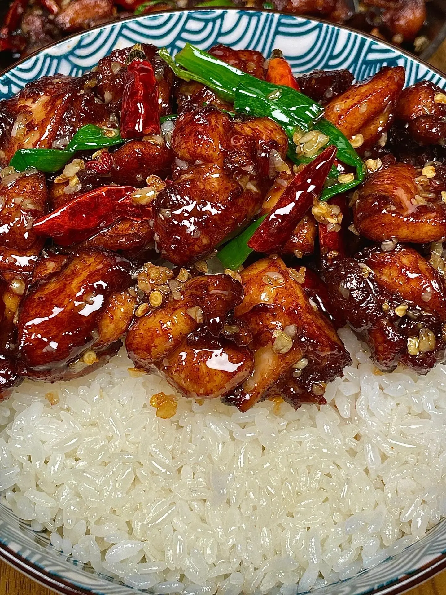 全家人都爱吃的一道菜。麻辣鸡丁真的香迷糊了！巨巨好吃！ 鸡腿肉外酥里嫩...