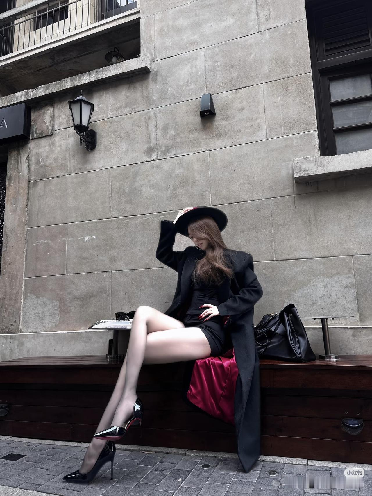 又A又飒的都市特工风｜把街拍穿成电影感🎬
 
真的被这组「职场特工」穿搭狠狠拿