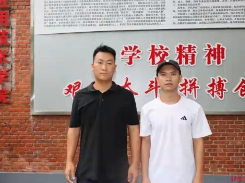 四川两名大学生路遇火灾冲进火场灭火，挨家敲门疏散还救出一名老大爷，两人回应：我们