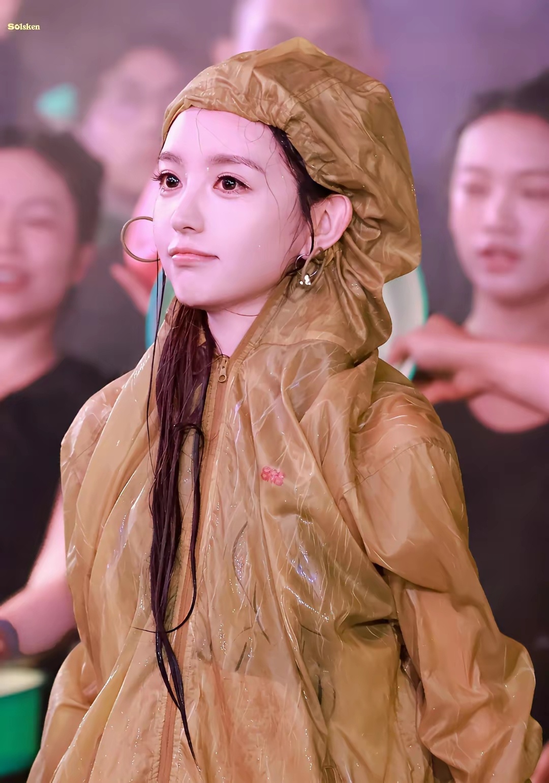 谁说田曦薇离不开刘海的，田曦薇被泼水脱妆都这么美萌，真的就是纯五官优势 