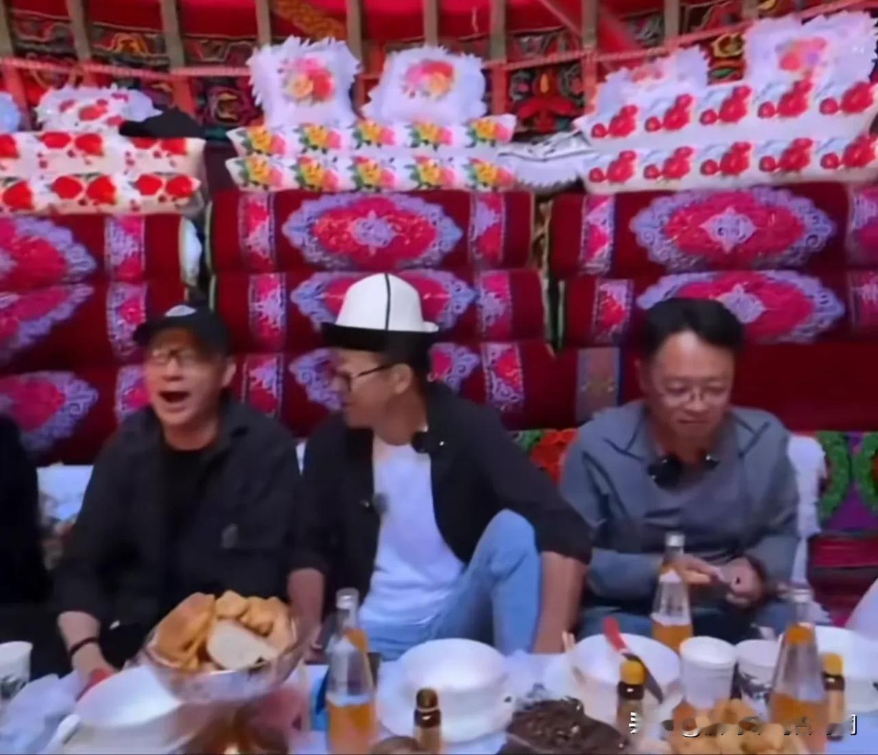 俞敏洪今天和周成刚还有施展老师中午吃饭，地方朋友羊肉，马肉高规格的招待！

谈到