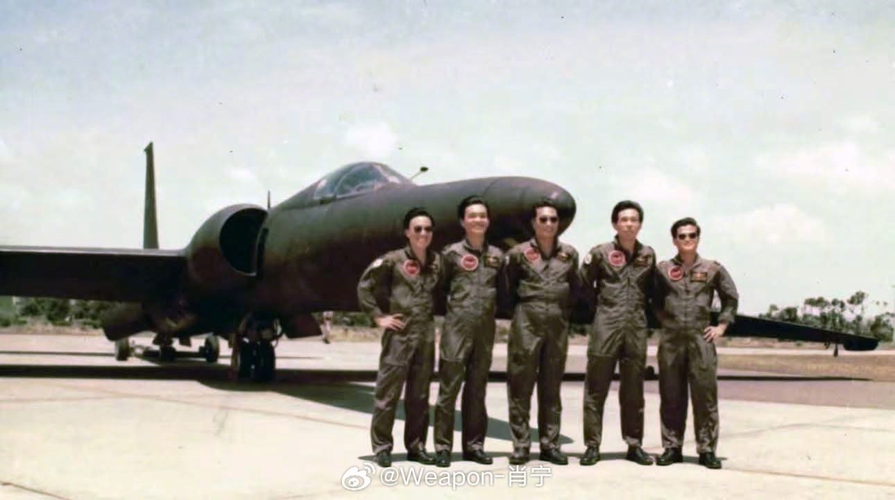 照片中的历史 1974年台湾国民党空军桃园基地，第35中队（黑猫中队）解散时，最