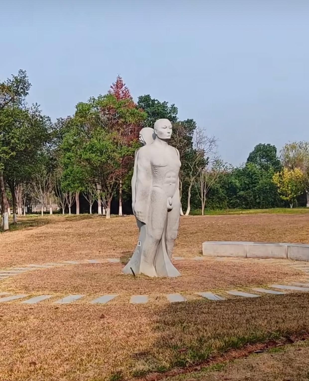 这是长沙的一个湿地公园，就搞不懂了，为什么中国的公园要弄外国裸体雕塑？

公园里