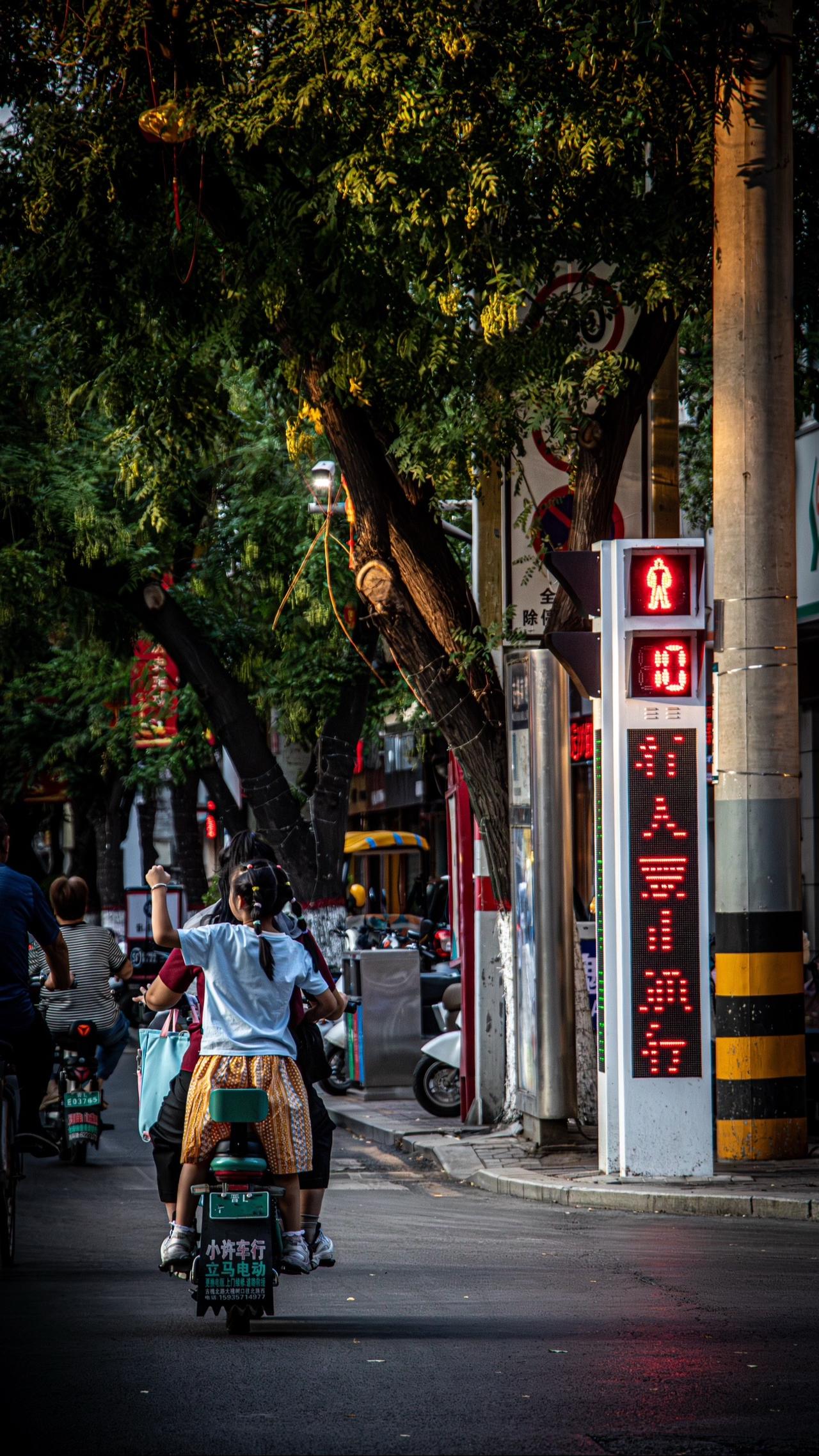 快乐，其实很简单，很容易满足。比如:她仅仅是想在我骑电动车的时候，能在后面站一下