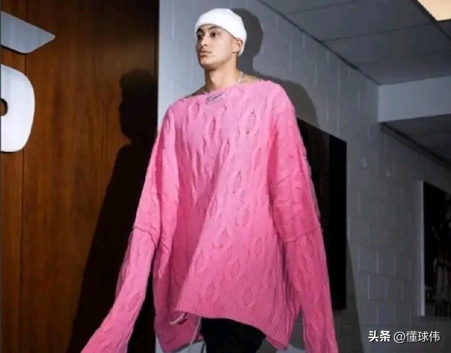 斯玛特吐槽库兹马：

“库兹马长得很帅，但是，他的穿搭真的是一言难尽。我印象深刻