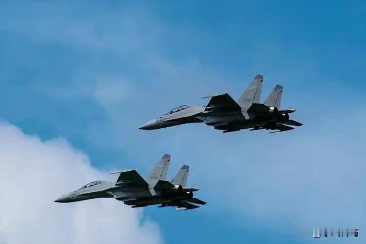 歼-16D电子战机，是由歼-16多用途战斗机改进而来，拥有12遁的载重，但是歼-