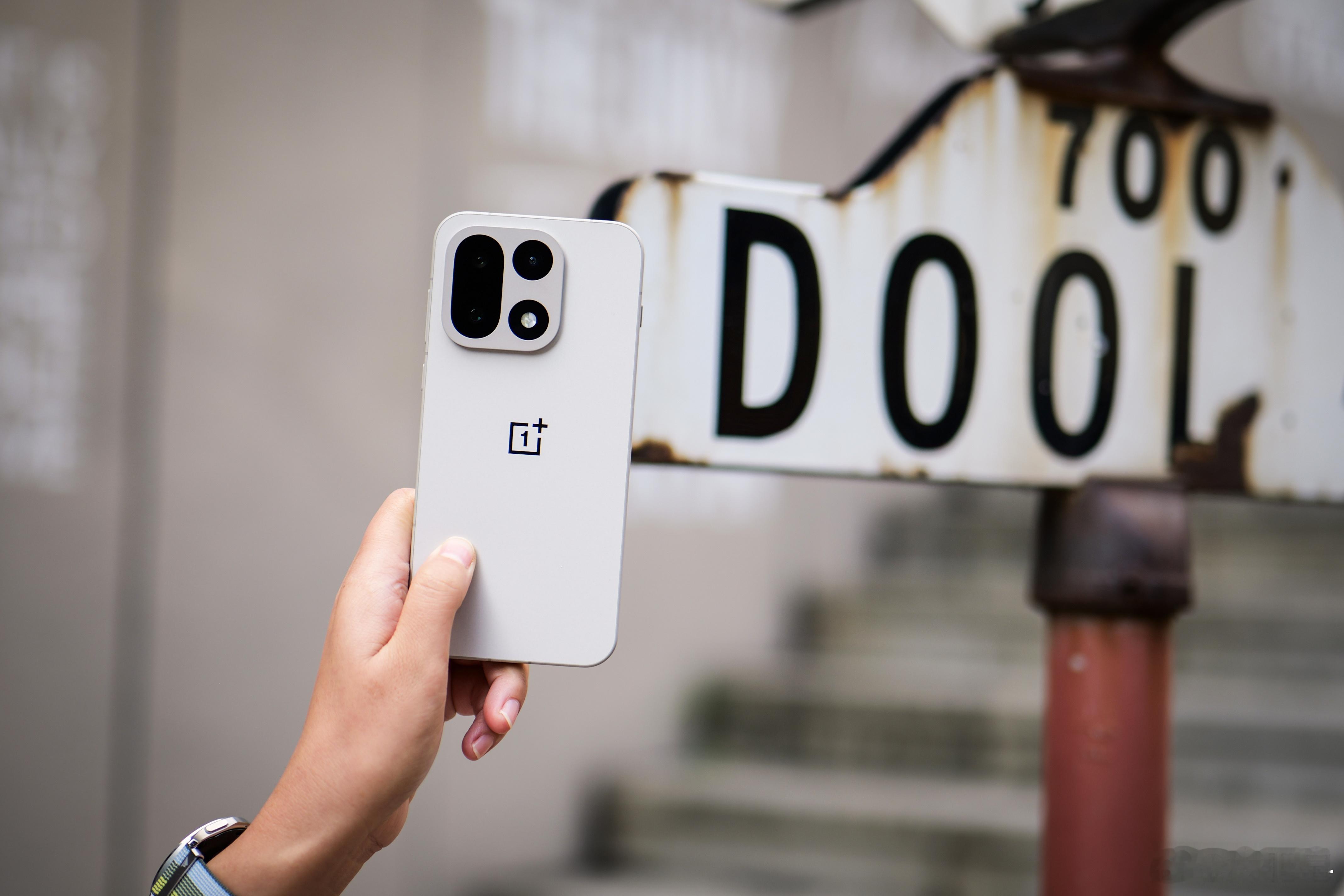 一加15 就选原色沙丘吧，很简约至上的一种颜色，统一性的色系更是直接让这台手机在